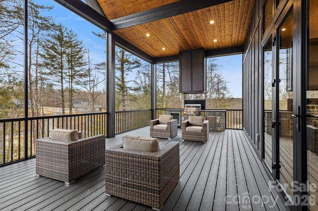 723 Ascension Valley 27, Horse Shoe, NC 28742