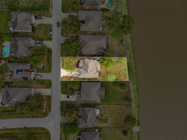 9219 E Lakeside Drive, Magnolia, TX 77354