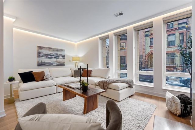 39 E Schiller Street 1E, Chicago, IL 60610