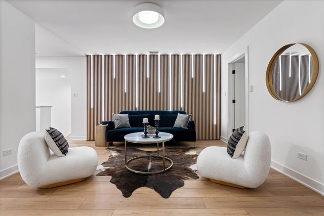 39 E Schiller Street 1E, Chicago, IL 60610