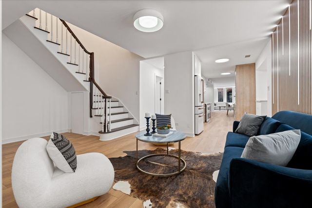 39 E Schiller Street 1E, Chicago, IL 60610