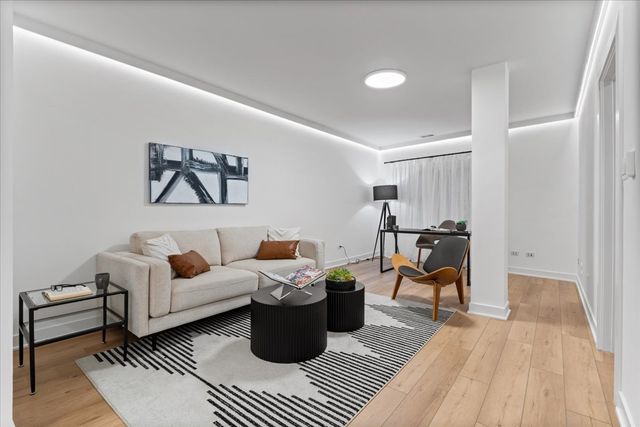 39 E Schiller Street 1E, Chicago, IL 60610