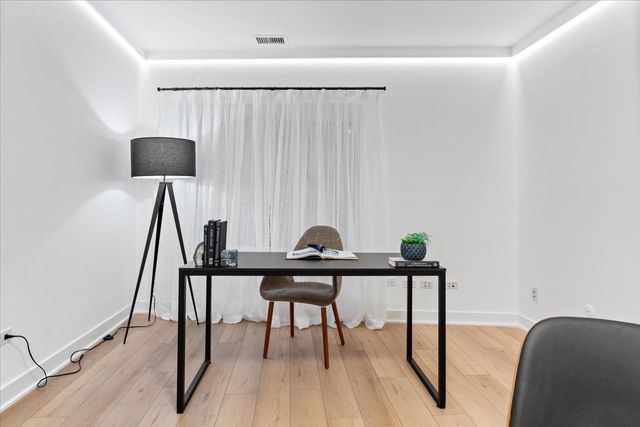 39 E Schiller Street 1E, Chicago, IL 60610