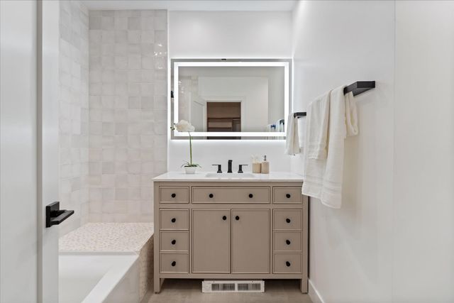 39 E Schiller Street 1E, Chicago, IL 60610