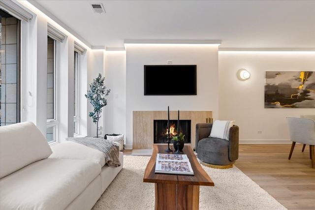 39 E Schiller Street 1E, Chicago, IL 60610