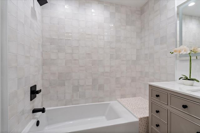 39 E Schiller Street 1E, Chicago, IL 60610