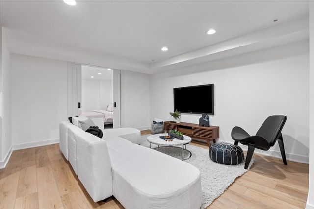 39 E Schiller Street 1E, Chicago, IL 60610