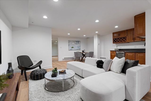 39 E Schiller Street 1E, Chicago, IL 60610