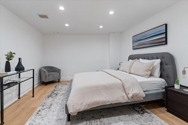 39 E Schiller Street 1E, Chicago, IL 60610