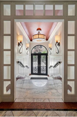 39 E Schiller Street 1E, Chicago, IL 60610