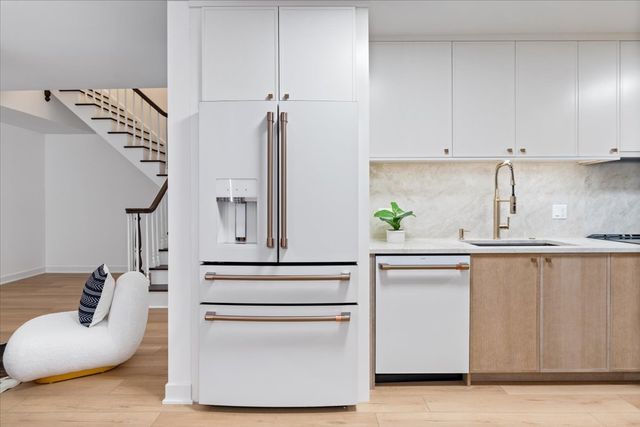 39 E Schiller Street 1E, Chicago, IL 60610