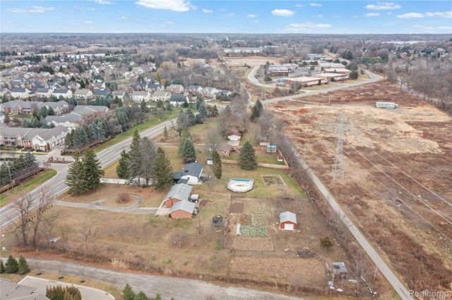 2041 W Maple Road, Commerce Charter Township, MI 48390