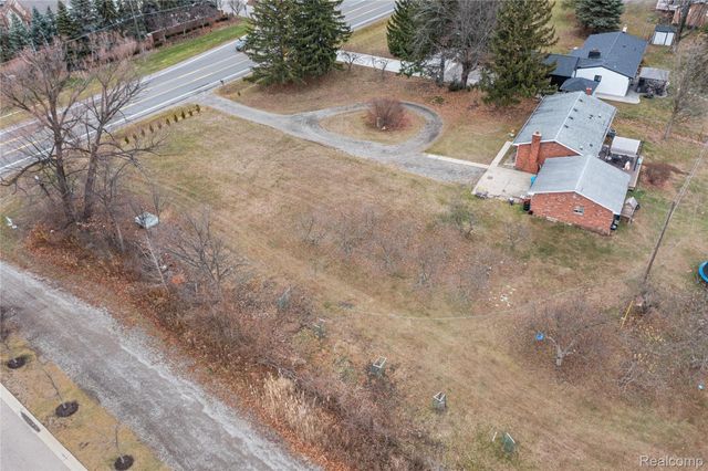 2041 W Maple Road, Commerce Charter Township, MI 48390