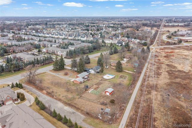 2041 W Maple Road, Commerce Charter Township, MI 48390