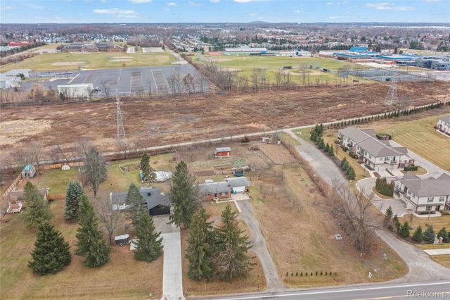 2041 W Maple Road, Commerce Charter Township, MI 48390