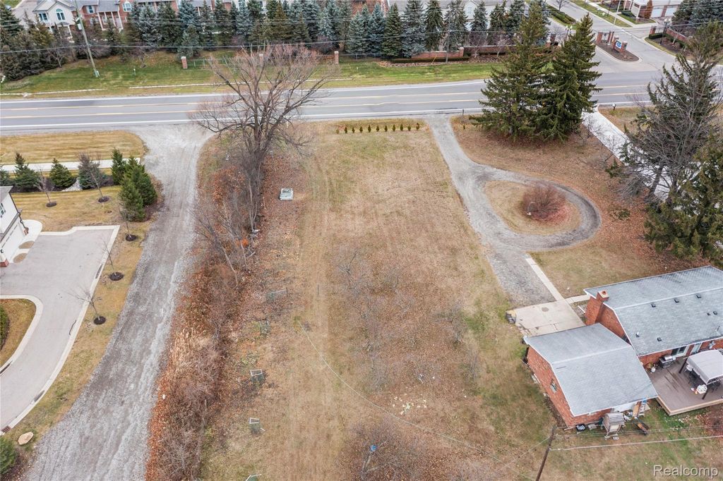 2041 W Maple Road, Commerce Charter Township, MI 48390