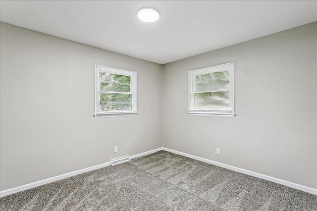 971 N Westlink Ave, Wichita, KS 67212