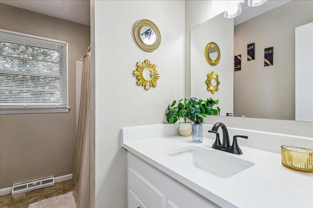 971 N Westlink Ave, Wichita, KS 67212