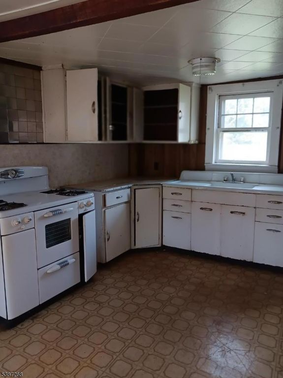157 Westfield Ave, Clark Twp., NJ 07066 — photo 2