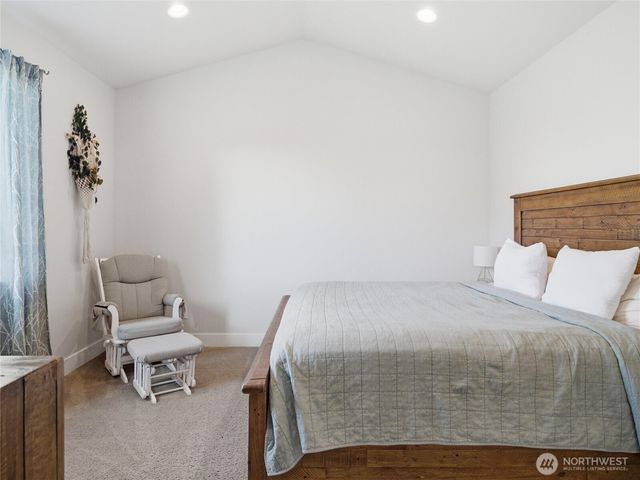 10123 Albany Park Lane SW, Rochester, WA 98579