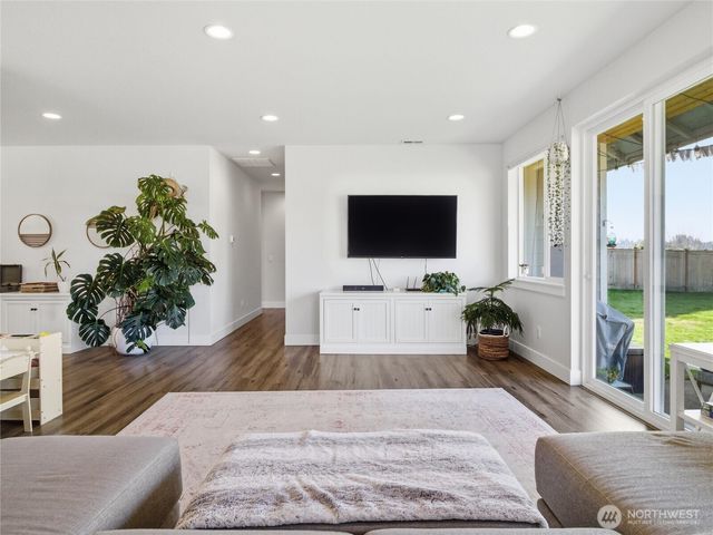 10123 Albany Park Lane SW, Rochester, WA 98579