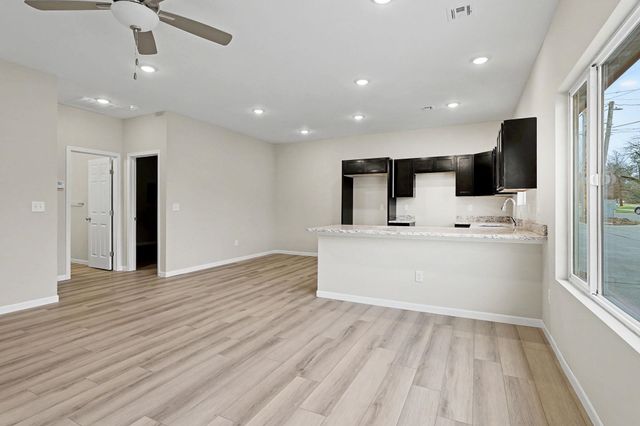 1904 N Lorraine Ave, Wichita, KS 67214