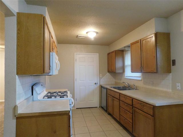 1421 N Norman Avenue, Moore, OK 73160