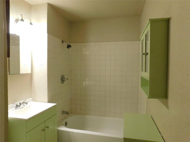 1421 N Norman Avenue, Moore, OK 73160