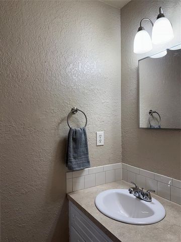 1421 N Norman Avenue, Moore, OK 73160