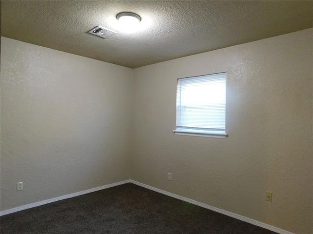 1421 N Norman Avenue, Moore, OK 73160