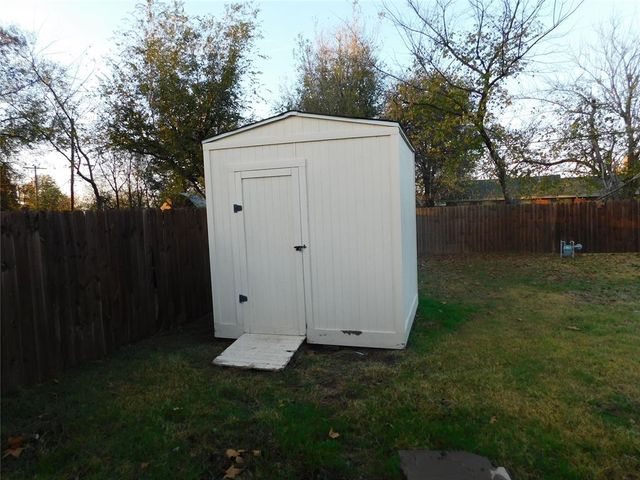 1421 N Norman Avenue, Moore, OK 73160