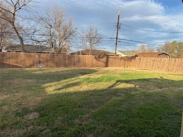 1421 N Norman Avenue, Moore, OK 73160