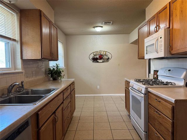 1421 N Norman Avenue, Moore, OK 73160