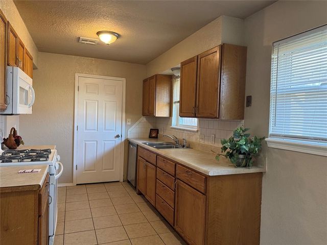 1421 N Norman Avenue, Moore, OK 73160