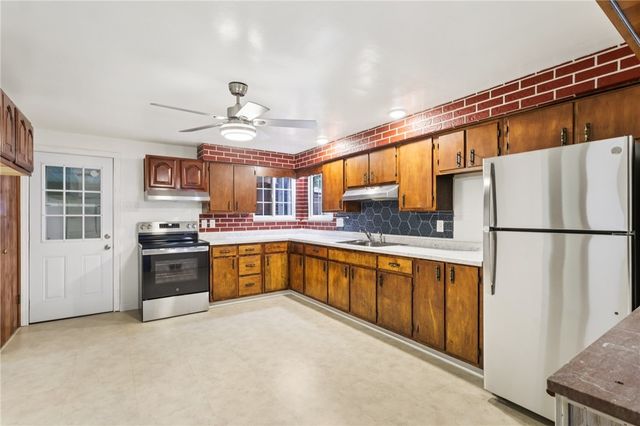 3052 Boughter Dr, Shenango Twp, PA 16101