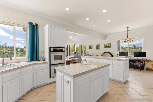 2557 Live Oak Park Rd, Fallbrook, CA 92028