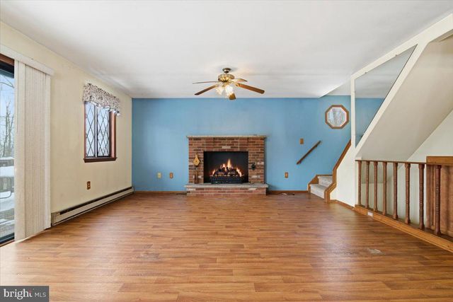 704 RAINBOW TER, Effort, PA 18330