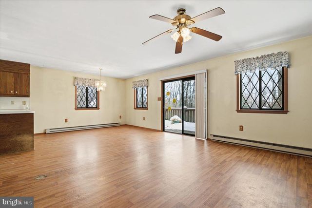 704 RAINBOW TER, Effort, PA 18330