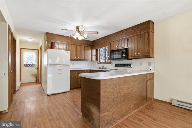 704 RAINBOW TER, Effort, PA 18330