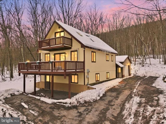 704 RAINBOW TER, Effort, PA 18330