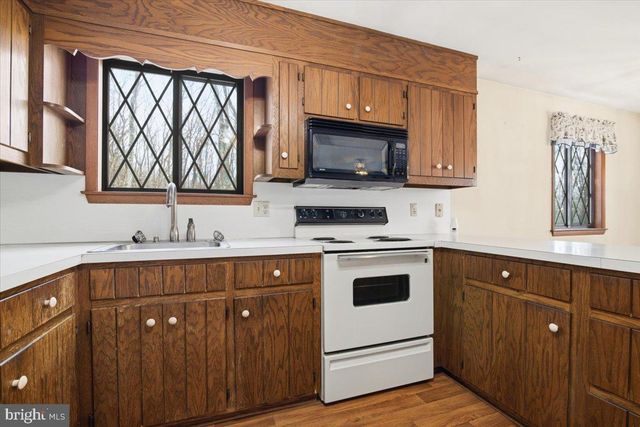 704 RAINBOW TER, Effort, PA 18330