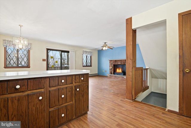 704 RAINBOW TER, Effort, PA 18330