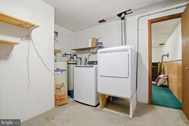 704 RAINBOW TER, Effort, PA 18330