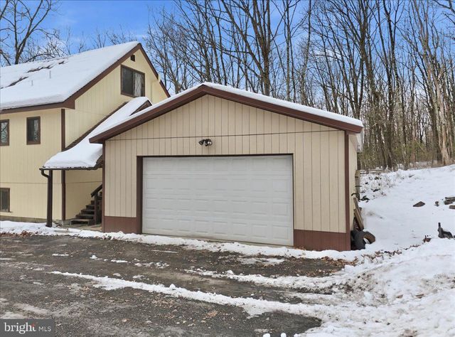 704 RAINBOW TER, Effort, PA 18330