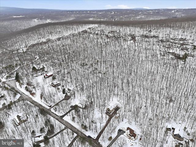 704 RAINBOW TER, Effort, PA 18330