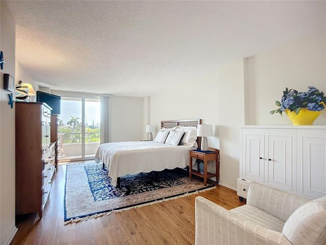 6415 MIDNIGHT PASS ROAD 306, Sarasota, FL 34242