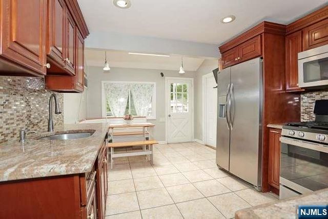 212 Washington Avenue, Elmwood Park, NJ 07407