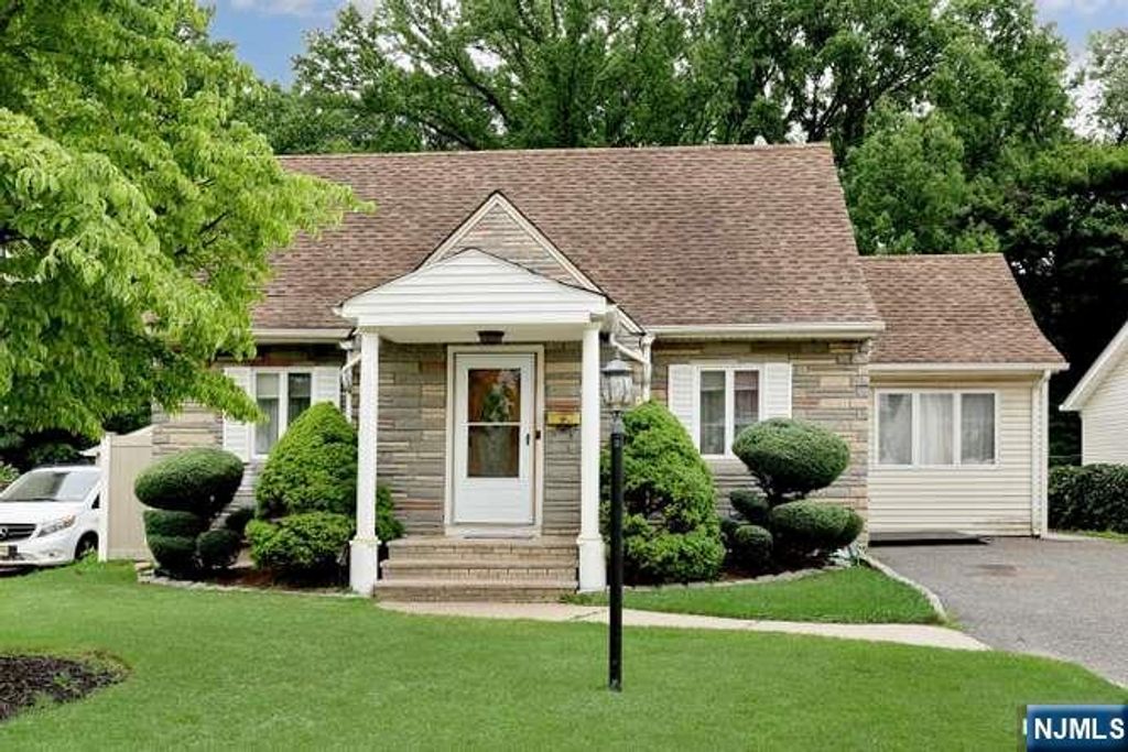 212 Washington Avenue, Elmwood Park, NJ 07407