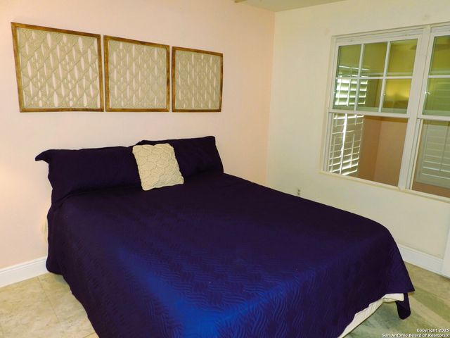 196 Whispering Oak Lane, Lakehills, TX 78063