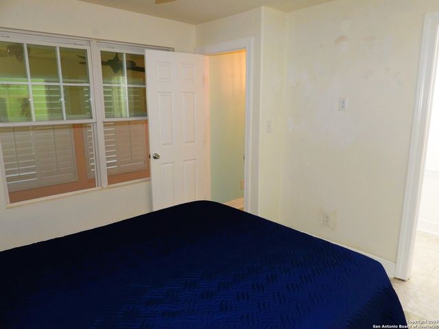 196 Whispering Oak Lane, Lakehills, TX 78063